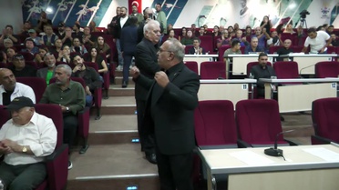 İzmir Çiğli Meclisi'nde protesto sırasında Başkan Yıldız'a su fırlatıldı