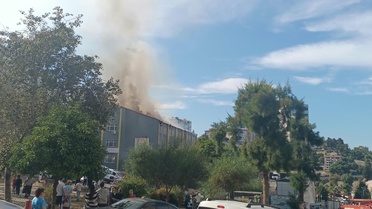 İzmir Karabağlar'da okul çatısında çıkan yangın bir saat sonra kontrol altına alındı
