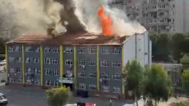 İzmir Karabağlar'da ortaokul çatısında yangın çıktı, itfaiye müdahalesi sürüyor