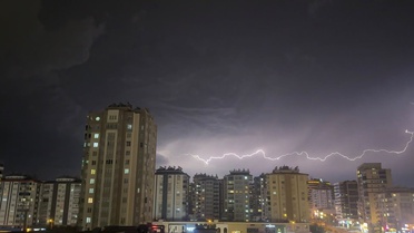 Gaziantep'te şimşekler geceyi gündüze çevirdi, vatandaşlar anları kaydetti