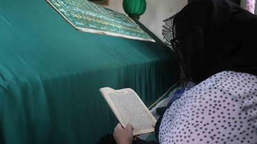 Sakarya Erenler'deki Sakar Baba Türbesi, rivayetiyle manevi huzur arayanları ağırlıyor
