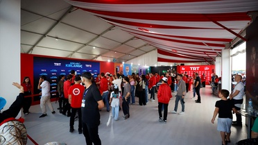Kod Adı Kırlangıç oyuncuları Şanlıurfa'daki TEKNOFEST'te afiş imzaladı