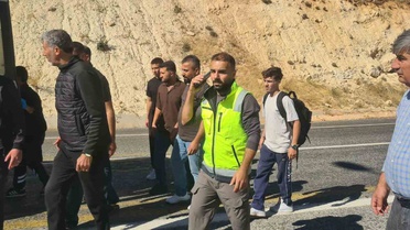 Siirt Eruh'ta ponza yüklü tır bariyerlere çarptı, sıkışan sürücü ağır yaralandı