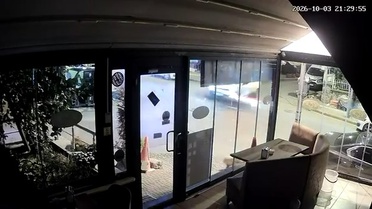 Ümraniye'de caddeye çıkan araca çarpan motosikletin sürücüsü hastaneye kaldırıldı
