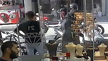 Adana Seyhan'da 2 bin 300 lirası bulunan çanta gasbı kamerada, bir şüpheli tutuklandı