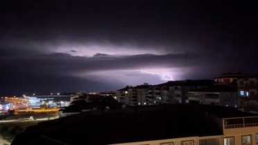 Adıyaman Besni'de şiddetli yağış sürerken şimşekler geceyi aydınlattı