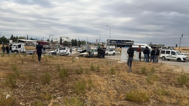 İki otomobilin kafa kafaya çarpıştığı Adıyaman Kahta'daki kazada 5 kişi yaralandı.
