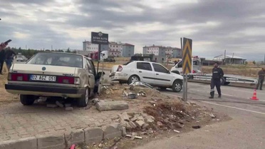 Adıyaman Kahta'da iki otomobil kafa kafaya çarpıştı, 5 kişi yaralandı