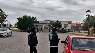 Afyonkarahisar'da polis, okul çevresi ve parklarda 326 kişiyi sorguladı