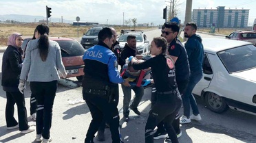 Aksaray'da kavşakta çarpışan iki otomobilin 2 sürücüsü hastaneye kaldırıldı