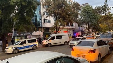Ankara'da bir kadın, otelin 6. katından otomobilin üzerine düşüp ağır yaralandı