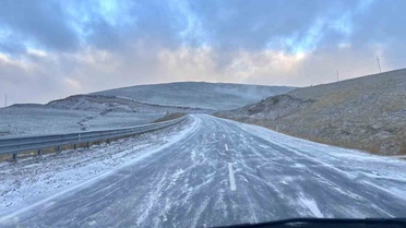 Ardahan Posof'ta Ilgar Dağı'nda tipi görüş mesafesini düşürdü, sürücüler zorlandı