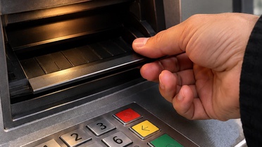 ATM'nin açığını keşfetti, 4 ayda milyoner oldu
