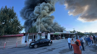 Aydın Kuşadası'nda Aykuştur Pazarı yangını iş yerlerine sıçradı, müdahale sürüyor