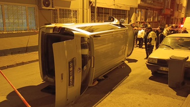 Bursa İnegöl'de devrilen minibüsün sürücüsü kaçtı, polis yakalamak için çalışıyor