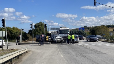 Çanakkale Lapseki'de freni boşaldığı öne sürülen tanker 4 otomobile çarptı, 4 yaralı