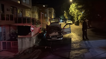 Edirne'de park halindeki otomobilin motoru tutuştu, yangını itfaiye söndürdü