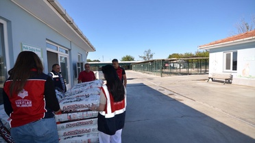 Edirne Vakıflar Bölge Müdürlüğü sokak hayvanlarına 4 Ekim'de mama verdi