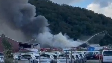 Eyüpsultan'da yediemin otoparkında çıkan yangına ekiplerin müdahalesi sürüyor