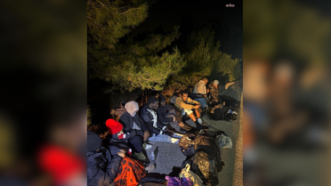 İzmir'de durdurulan araçta 16 düzensiz göçmen bulundu, sürücü gözaltına alındı
