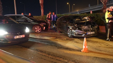 İzmir Konak'ta ani fren 7 otomobil ve 1 motosikleti kazaya sürükledi, 4 kişi yaralandı