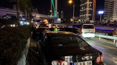 İzmir Konak'ta 7 otomobil ile 1 motosikletin karıştığı kazada 4 kişi yaralandı