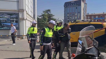 Boğazına bıçak dayadı, trafik polisi elini yakaladı: Karabük'te o anlar kayıtta