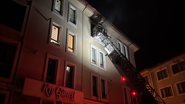 Kütahya'da kombiden çıkan yangın söndürüldü, 3 katlı binanın sakinleri tahliye edildi