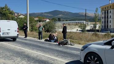 Kütahya Domaniç'te otomobil motosikletle çarpıştı, 1 genç öldü, 2 yaralı