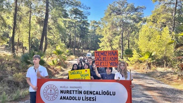 Muğla Marmaris'te öğrenciler sağlıklı yaşam için Kaymakam Nurullah Kaya ile yürüdü