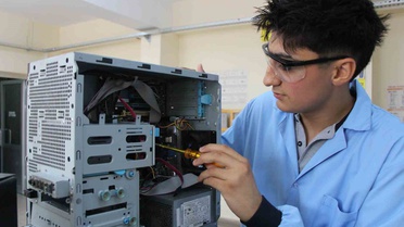 Meslek liseliler elektronik atıkları geri dönüştürüyor: Hedef köy okuluna bilgisayar laboratuvarı
