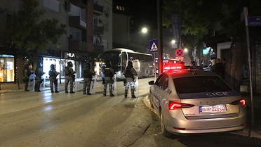 Göstericiler Priştine'de Meclis'e havai fişek attı, polis TOMA ile müdahale etti