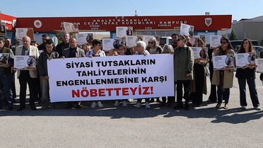 Sincan Cezaevi önünde en az 8 kadın tutsağın tahliyesinin engellenmesi protesto edildi