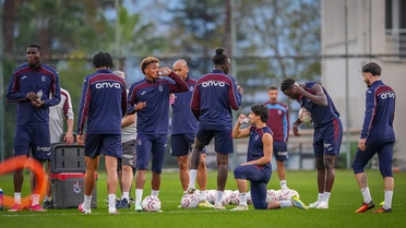 Trabzonspor, Samsunspor maçı hazırlığında Reis'in doğum gününü kutladı