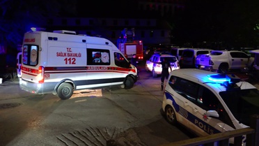 Tunceli'de otomobil büfeye daldı, araçta ve büfe önünde bekleyen 5 kişi yaralandı