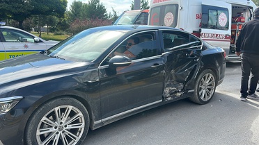 Van'da iki otomobilin çarpışması sonucu 2 kişi yaralandı
