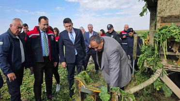 Aksaray Sultanhanı'nda pancar hasadı başladı, Kaymakam Yerlikaya çiftçileri dinledi