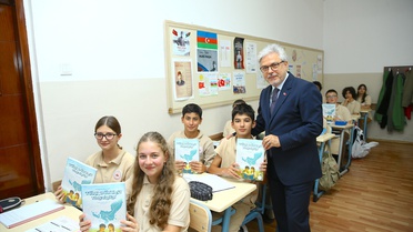 MEB'in Azerbaycan Türkçesine çevrilen iki eseri Bakü'de öğrencilere dağıtıldı