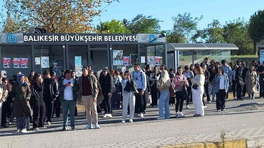 Bandırma'da Onyedi Eylül Üniversitesi öğrencileri otobüs kuyruğunda bir saat bekliyor