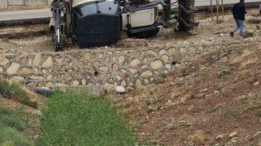 Batman'da iş makinesi yol kenarına devrildi, sürücüsü hastaneye kaldırıldı