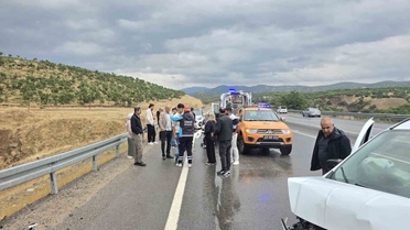 Bingöl-Erzurum karayolunda hafif ticari araç bariyere çarptı, kazada 1 kişi yaralandı