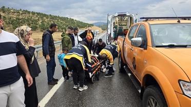 Bingöl-Erzurum kara yolunda bariyerlere çarpan otomobildeki 2 kişi yaralandı