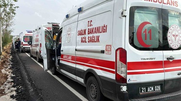 Diyarbakır Silvan karayolunda SUV ile hafif ticari araç çarpıştı, 3 kişi yaralandı