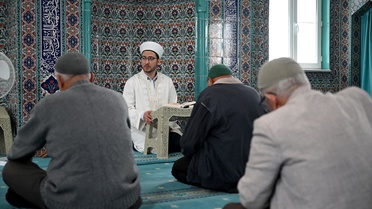 Edirne Uzunköprü'de imam-hatip Furkan Saka, hüsnühatı sosyal medyada tanıtıyor