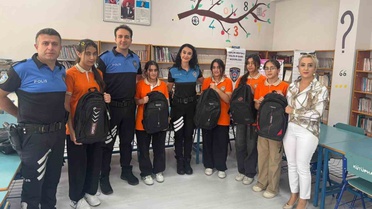 Erzincan'da polisin Hep Birlikte Güçlüyüz projesiyle 8. sınıflara LGS seti verildi