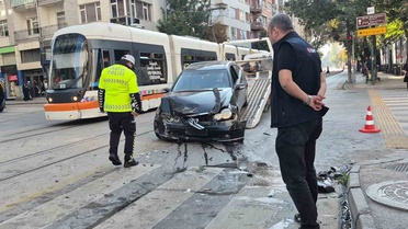 Eskişehir Odunpazarı'nda iki otomobil kafa kafaya çarpıştı, tramvay seferleri aksadı