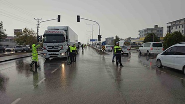 İddiaya göre Nizip'te tır kırmızı ışıkta duran araçlara çarptı, 2 kişi yaralandı