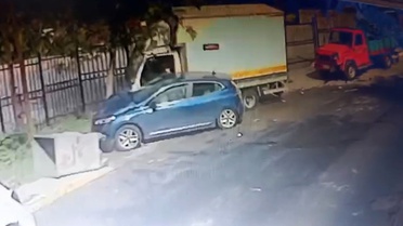 Sarıyer'de kamyonet 3 araca çarparak refüjde durabildi; 3 kişi yaralandı