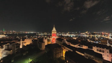 İstanbul'un kurtuluşunun 103. yılında Galata Kulesi Türk bayrağıyla ışıklandırıldı