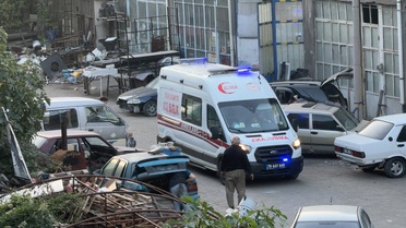Yol vermek için yanaşan çöp kamyonu Karabük'te şarampole devrildi, 3 kişi yaralandı